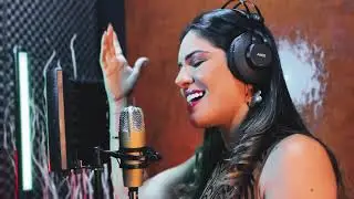 ADRIANA OLIVER - CONECTANDO CULTURAS  ( Vídeo clipe )
