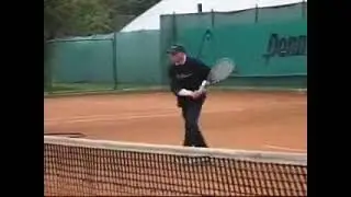 Gianni Clerici che gioca a tennis al Tennis Club Pavia