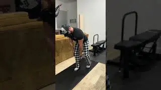 Peso muerto escalonado utilizando bandas  ( resistance band staggered deadlift )