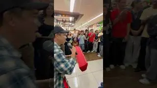 Розыгрыш призов в рамках конкурса танцев на подушках Couch Curb в Seafood City 📍- Вилли Сантос 🎥 ...