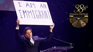 Антонио Тихерино из HHF приветствует всех на 38-й церемонии вручения премии Hispanic Heritage Awards