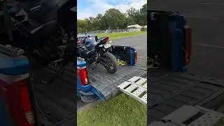 Как поместить мотоцикл в кузов грузовика #2022gmcsierra #2022sierra #мотоцикл #ninja400