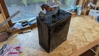 Vintage Esso fuel can. What colour should it be?