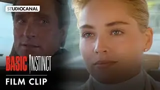 Шэрон Стоун и Майкл Дуглас в фильме «Основной инстинкт» — фрагмент сцены в машине