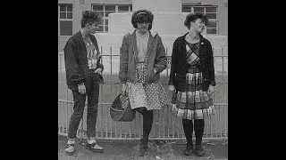 Marine Girls - Lazy Ways. Live at the LSE on 14 May 1983