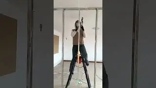 Китайские рабочие устанавливают гипсокартонную стену с металлическими стойками.