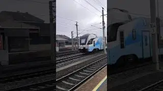 Eine Westbahn f&auml;hrt durch den Bahnhof St. Valentin