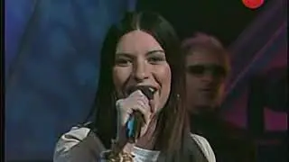 Laura Pausini canta Mi banda toca rock en Sabado Gigante