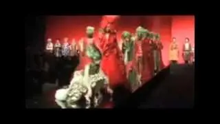 Two models fall down during Sheguang Hu Spring/Summer 2013