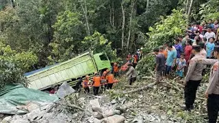 Innalillahi‼️ Sopir Tidak Sempat Menyelamatkan Diri, Tragedi Truk Angkut Semen Masuk Jurang 50 Meter