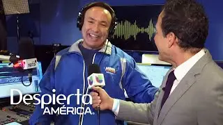 Javier Romero celebra que fue elegido para ser parte del Salón de la Fama de la Radio