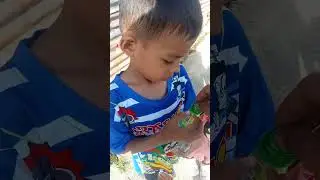 Ajak ponakan nangkap belalang disamping rumah 