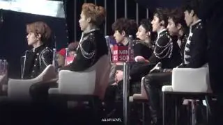170114 Golden Disk Awards 백곰 인형 관찰(?)하는 민석이