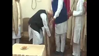PM Modi touches feet of Punjab Former CM Prakash Singh Badal