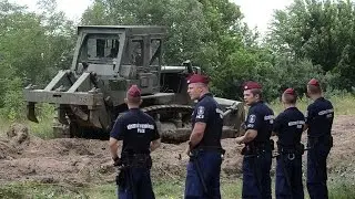 Hungary starts building anti-migrant border fence