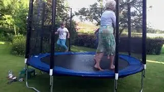 juul en luuk en oma op trampoline