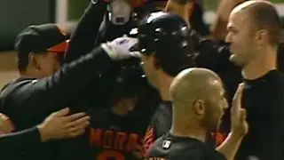 NYY@BAL: Mora wins it for O's with walk-off bunt