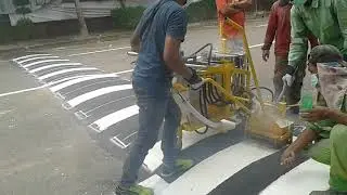 Pengecatan dengan Mesin Aplikator Marka Jalan Thermoplastik