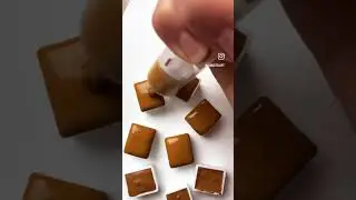 Remplissage de godets d'aquarelle artisanale Alm&acirc;ter