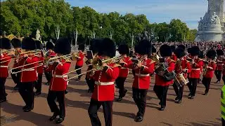 Море зрителей на знаменательной церемонии смены караула