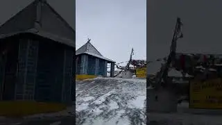 TangLangLa Pass Snowfall | Highpass on Ladakh Road | #lehladakh #travelvlog #snowfall #shorts
