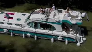 Bateau fluvial Octo Fly C sur le canal du Midi