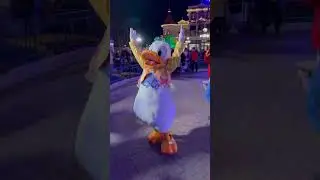 Donald shakes his tailfeather | Disneyland Paris | My Castle Club