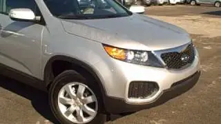 Новый KIA Sorento 2011 года в автосалоне Russell Barnett KIA недалеко от Манчестера, штат Теннесси, Средний Теннесси