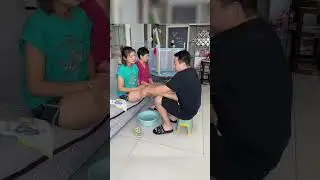 El esposo me lava los pies, la suegra est&aacute; tan enojada...#funny #shortvideo #comedy