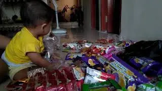 Anak lucu menata snack jajanan