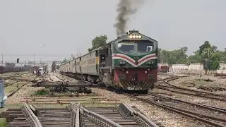 15 Up Karachi Express Departure From Khanewal Junction Pakistan Railway Train PakTrain View vairal 