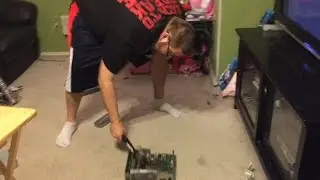 Толстый сумасшедший парень уничтожил Xbox