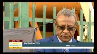 Mangaung Mayor Thabo Manyoni unveils Bram Fischer mural