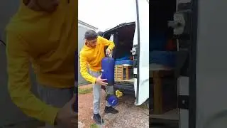 Prendre une douche en van am&eacute;nag&eacute;