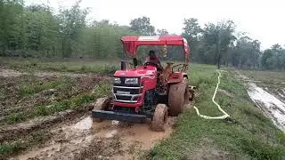 इस वाले khet में पानी नहीं है & हमारा tractor फंस गया