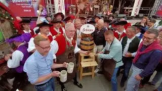 Mit dem Bieranstich durch den B&uuml;rgermeister ist der Altstadtzauber 2023 er&ouml;ffnet.