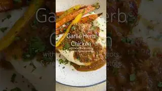 Курица с чесноком и травами, морковью в медово-сливочном соусе и картофельным пюре в сливочном со...