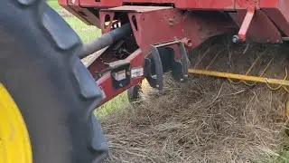 Making Round Bales with New Holland BR7060