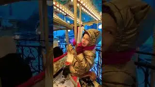 Странная свобода! Карусель&hellip; с видом на каток! #толькостеша #новыйгод #детямнравится #доча #карусель
