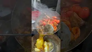 Sher Ustaz&rsquo;s Special Chicken Karahi 😍 Tomatoes & Green Chillies Magic | Sakhi Restaurant Peshawar