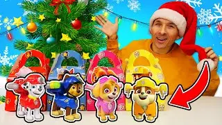 La Pat’ Patrouille en peluche découvre des cadeaux sous le sapin. Fêtes de fin d’année pour enfants