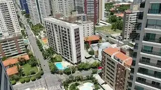 Um passeio de drone pelas edificações do bairro Cocó em Fortaleza, Ceará