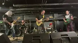 Cover every roses has is thorn et velcro jesus &eacute;crit par dmd avec le no name band 