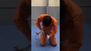 in 10 seconds، Japanese firefighter shows how to tie a safety harness .