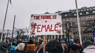 Some women protest against wine shop ||