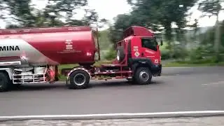 Hunting kereta api disusul Bus dan Truck muatan bersaing gas pool ditikungan lahor