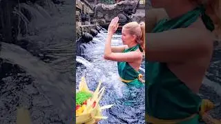 Hindu holy spring water Tirta Empul, amazing experience 🙏🙆&zwj;♀️  #balitravel