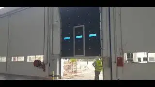 Parmi nos r&eacute;alisations: Porte sectionnelle avec porti&egrave;re pour usage industriel de marque CAMPISA IT