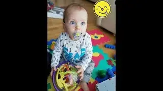 Baby Robert chasing Irobot Roomba * Ребенок ловят Irobot
