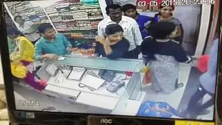 SHOCKING| Cleaver Lady Theif-Steal Sarees From the shop|